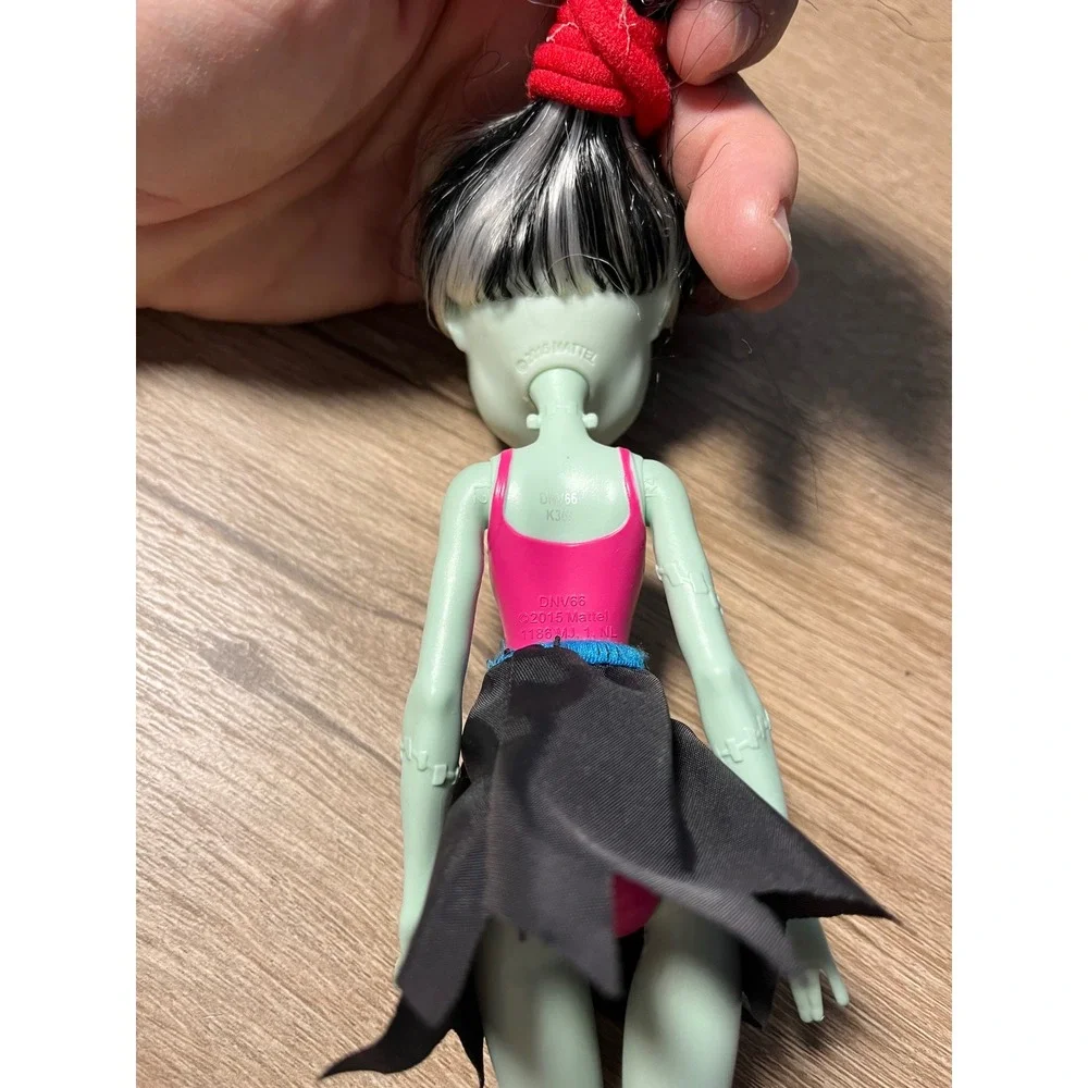 Monster High‎ Frankie Stein Doll Blue Boots Pink Top Black Skirt Mattel 2015 - Picture 3 of 3